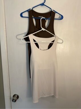 2-Pack Racerback Tank Tops - Brown & white womens medium built in bra 32 degrees